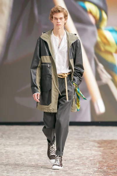 Look 19